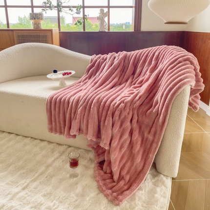 91家纺网 家纺一手货源 找家纺 潮邦创意家居 2025新款双面340G 4.5公分大抽条立体绒毯毛毯盖毯可供跨境电商可压缩  宽条豆沙粉