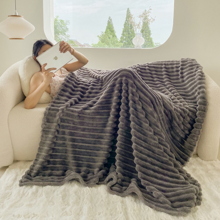 91家纺网 家纺一手货源 找家纺 潮邦创意家居 2025双面340G 4.5公分大抽条立体绒毯毛毯盖毯可供跨境电商可压缩  宽条极光灰