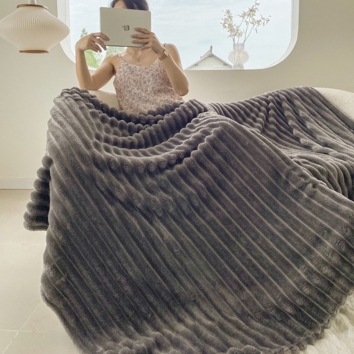 91家纺网 家纺一手货源 找家纺 潮邦创意家居 2025双面340G 4.5公分大抽条立体绒毯毛毯盖毯可供跨境电商可压缩  宽条极光灰