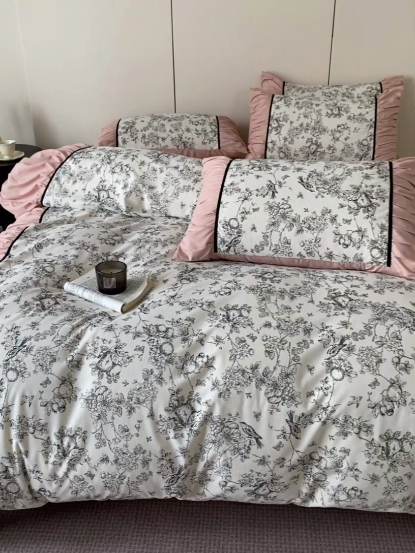 91家纺网 家纺一手货源 找家纺 一左一右 2024秋冬新款法式复古印花褶皱花边水洗磨毛四件套-场景一（提供买家秀） 胭脂粉