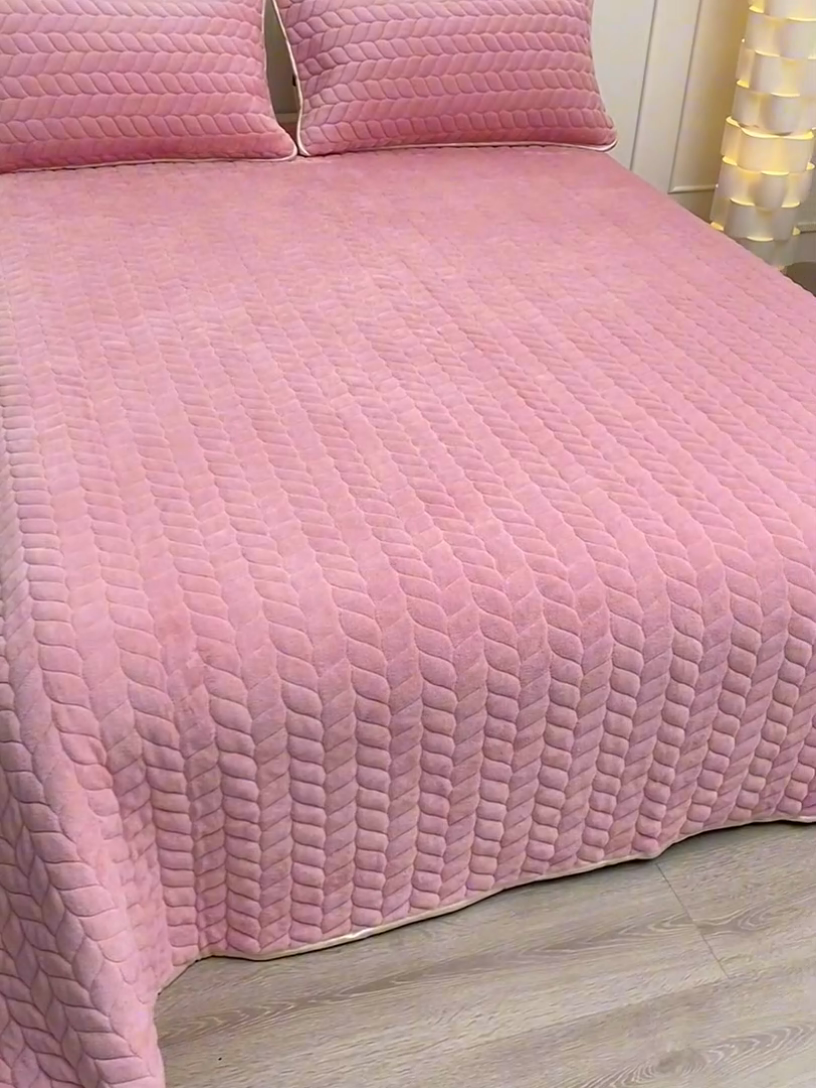 91家纺网 家纺一手货源 找家纺 金艾草 2024新款高克重牛奶绒床垫床盖双面使用 胭脂粉