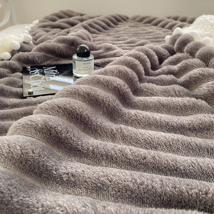 91家纺网 家纺一手货源 找家纺 潮邦创意家居 2025新款340G 4.5公分大抽条配羊羔绒立体工艺绒毯毛毯盖毯可供跨境电商可压缩 宽条球毯高级灰
