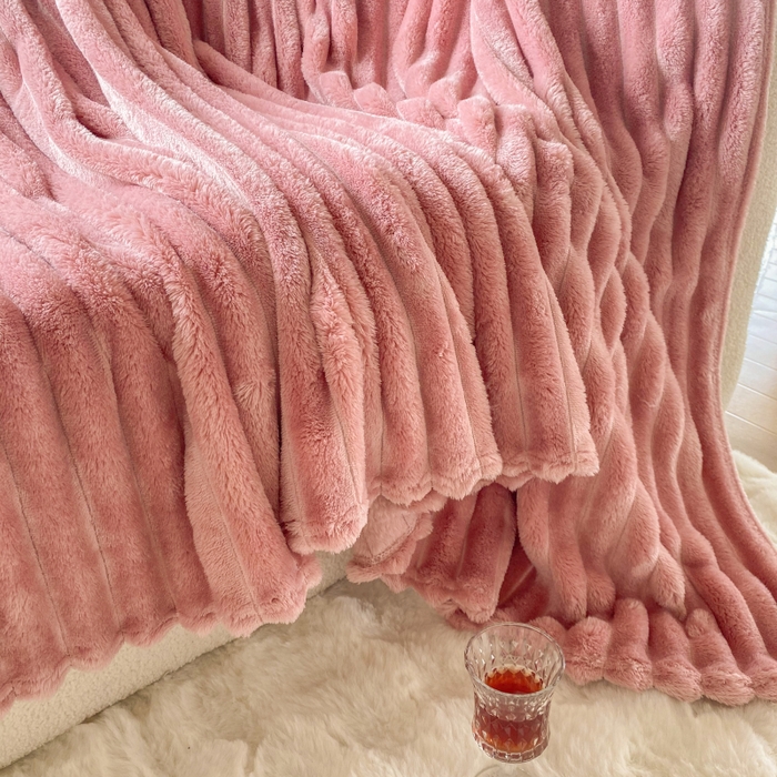 91家纺网 家纺一手货源 找家纺 潮邦创意家居 2025新款双面340G 4.5公分大抽条立体绒毯毛毯盖毯可供跨境电商可压缩  宽条豆沙粉