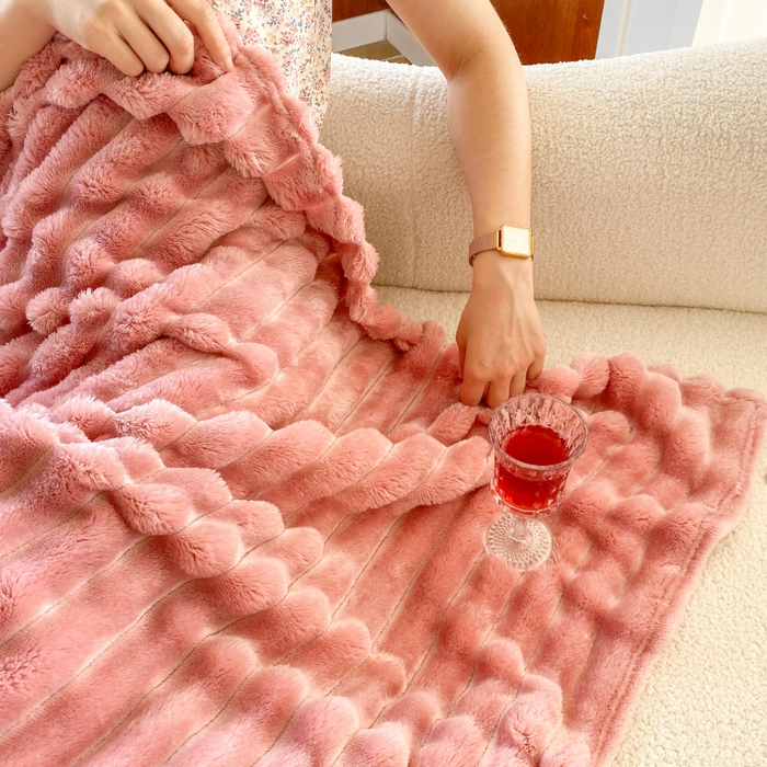 91家纺网 家纺一手货源 找家纺 潮邦创意家居 2025新款双面340G 4.5公分大抽条立体绒毯毛毯盖毯可供跨境电商可压缩  宽条豆沙粉