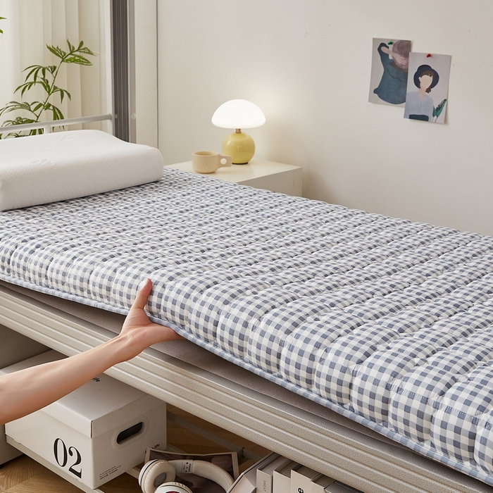 91家纺网 家纺一手货源 找家纺 卡派 2024新款单人床无印居家风藤席双面可用床垫 厚度约5cm 蓝小格