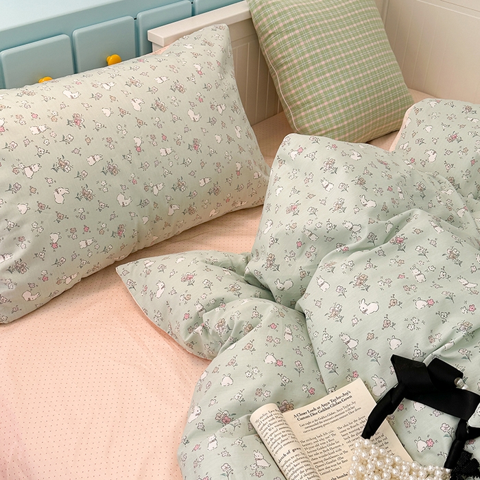 91家纺网 家纺一手货源 找家纺 昔可家纺 2024新款时尚拼接雪纺边全棉四件套 绿荫小兔