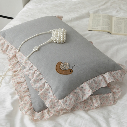 91家纺网 家纺一手货源 找家纺 （总）仁宇枕业 2024年新款枕芯 全棉双层纱贴布绣毛毛虫花边系列儿童学生婴幼儿园青少年成人小清新全荞麦枕头