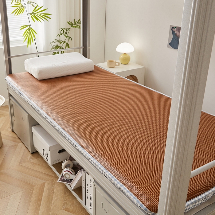 91家纺网 家纺一手货源 找家纺 卡派 2024新款单人床无印居家风藤席双面可用床垫 厚度约5cm 蓝小格