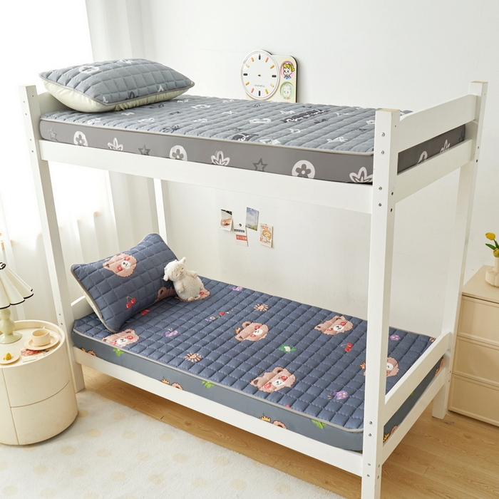 91家纺网 家纺一手货源 找家纺 迪乐妮 2024新款单人床水洗棉夹棉加厚床笠（印花系列） 灰熊