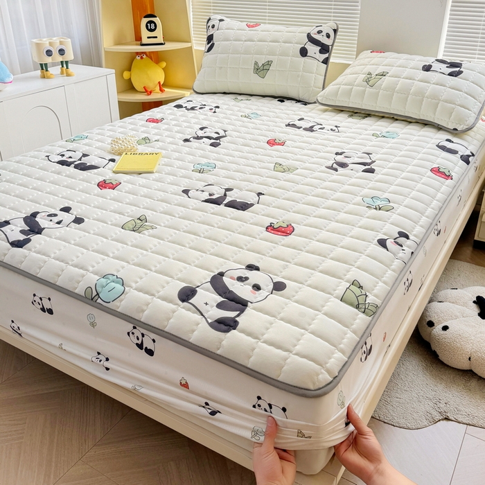 91家纺网 家纺一手货源 找家纺 迪乐妮 2024新款大床水洗棉夹棉加厚床笠（印花系列） 熊猫