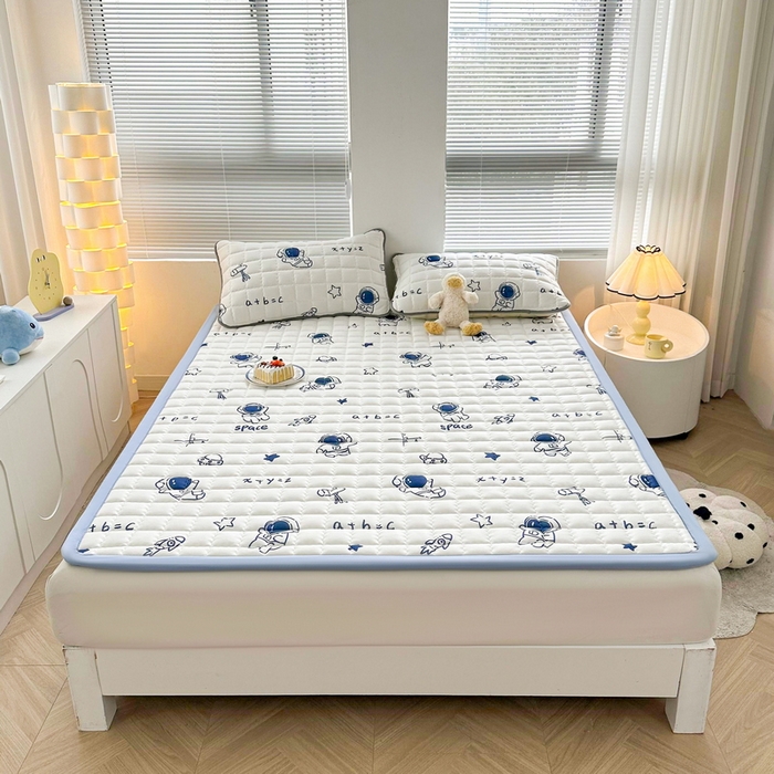 91家纺网 家纺一手货源 找家纺 迪乐妮 2024新款大床水洗棉加厚夹棉防滑床褥子（印花系列） 太空人