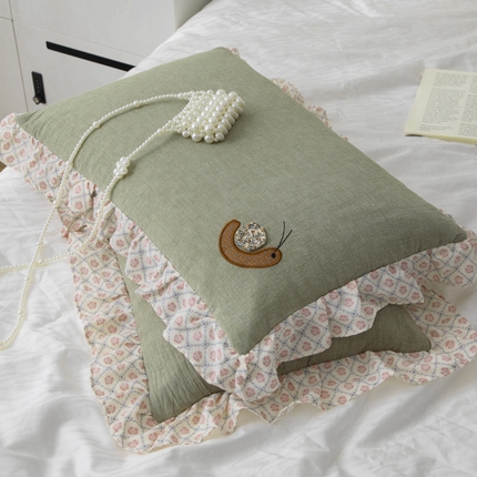 91家纺网 家纺一手货源 找家纺 （总）仁宇枕业 2024年新款枕芯 全棉双层纱贴布绣毛毛虫花边系列儿童学生婴幼儿园青少年成人小清新全荞麦枕头