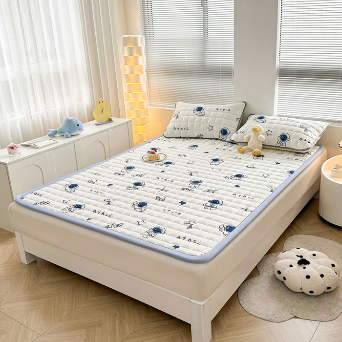 91家纺网 家纺一手货源 找家纺 卡派 2024新款大床水洗棉加厚夹棉防滑床褥子（印花系列） 太空人