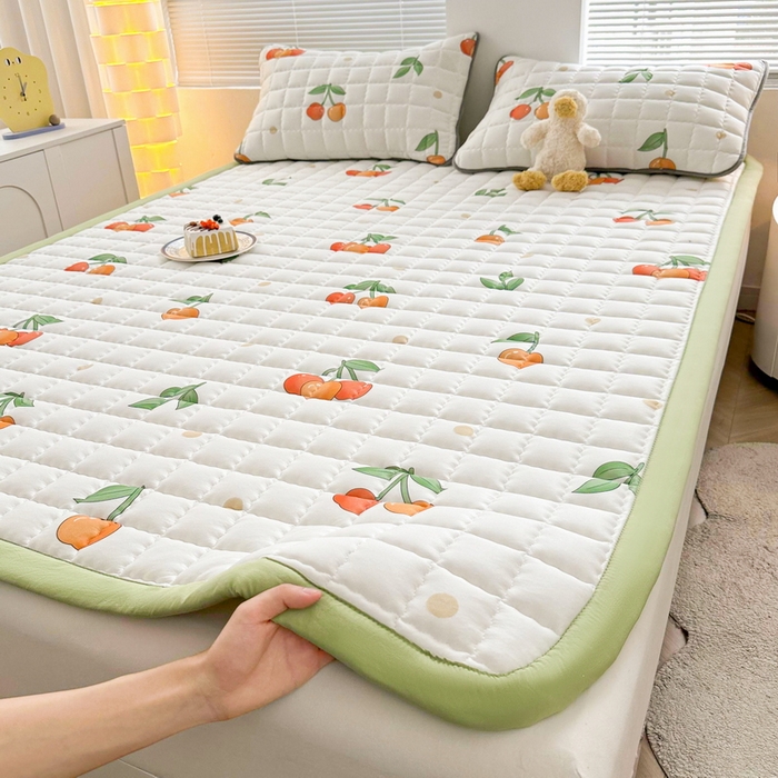 91家纺网 家纺一手货源 找家纺 卡派 2024新款大床水洗棉加厚夹棉防滑床褥子（印花系列） 樱桃