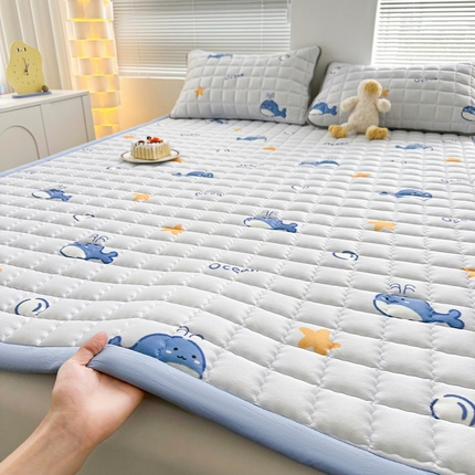 91家纺网 家纺一手货源 找家纺 卡派 2024新款大床水洗棉加厚夹棉防滑床褥子（印花系列） 小海豚