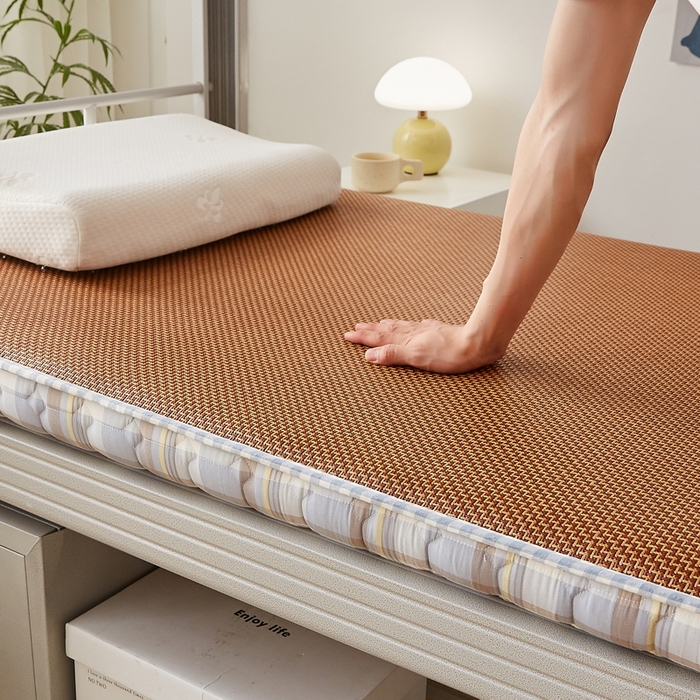 91家纺网 家纺一手货源 找家纺 卡派 2024新款单人床无印居家风藤席双面可用床垫 厚度约5cm 罗马格