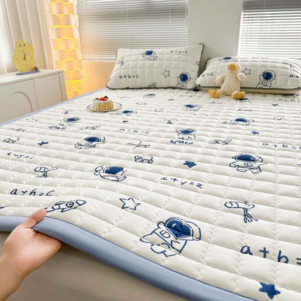 91家纺网 家纺一手货源 找家纺 卡派 2024新款大床水洗棉加厚夹棉防滑床褥子（印花系列） 太空人