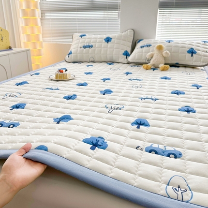 91家纺网 家纺一手货源 找家纺 卡派 2024新款大床水洗棉加厚夹棉防滑床褥子（印花系列） 密林