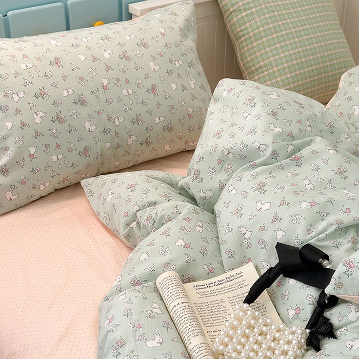 91家纺网 家纺一手货源 找家纺 昔可家纺 2024新款时尚拼接雪纺边全棉四件套 绿荫小兔