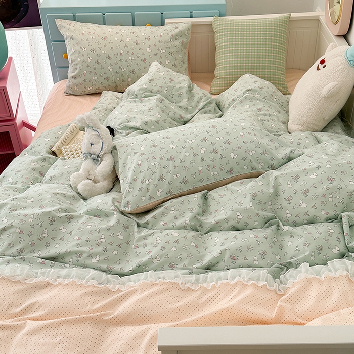 91家纺网 家纺一手货源 找家纺 昔可家纺 2024新款时尚拼接雪纺边全棉四件套 绿荫小兔