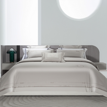 91家纺网 家纺一手货源 找家纺 高大尚婚庆馆 2025新款长绒棉高端绣花四件套 亚莉克 绅士灰