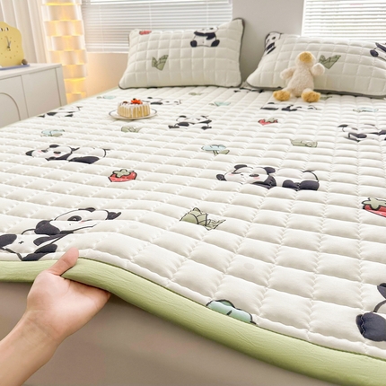 91家纺网 家纺一手货源 找家纺 卡派 2024新款大床水洗棉加厚夹棉防滑床褥子（印花系列） 熊猫