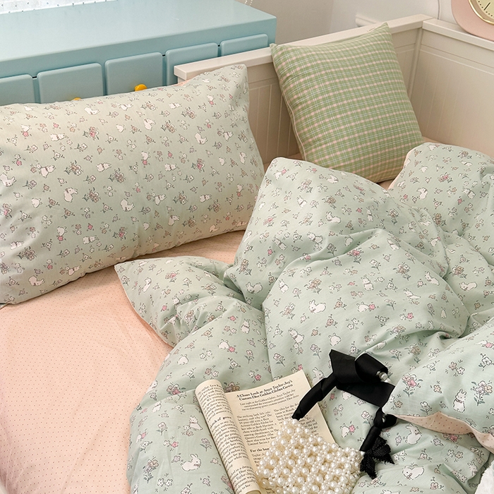 91家纺网 家纺一手货源 找家纺 昔可家纺 2024新款时尚拼接雪纺边全棉四件套 绿荫小兔