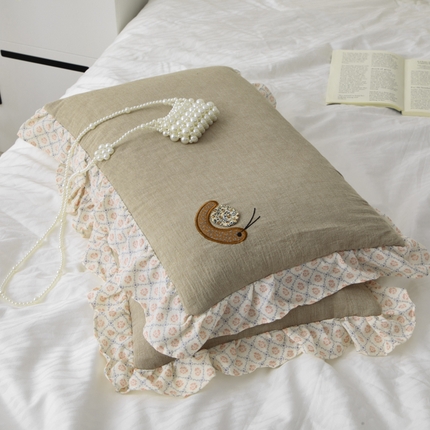 91家纺网 家纺一手货源 找家纺 （总）仁宇枕业 2024年新款枕芯 全棉双层纱贴布绣毛毛虫花边系列儿童学生婴幼儿园青少年成人小清新全荞麦枕头