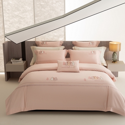 91家纺网 家纺一手货源 找家纺 高大尚婚庆馆 2025新款长绒棉磨毛高端绣花四件套 希尔 落樱粉