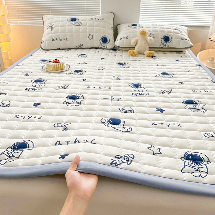 91家纺网 家纺一手货源 找家纺 卡派 2024新款大床水洗棉加厚夹棉防滑床褥子（印花系列） 太空人