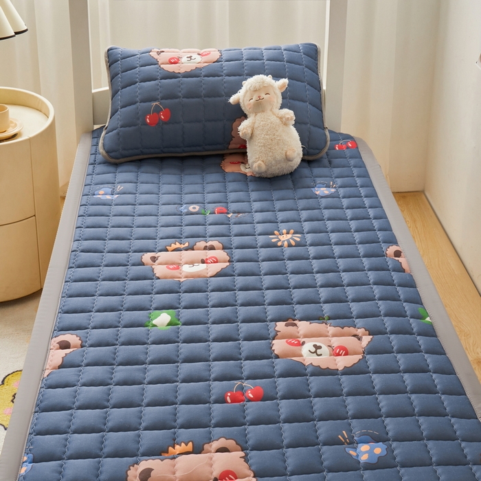 91家纺网 家纺一手货源 找家纺 卡派 2024新款水洗棉学生单人床夹棉加厚床褥 灰熊