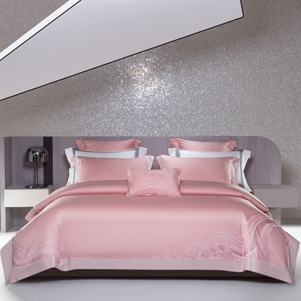 91家纺网 家纺一手货源 找家纺 高大尚婚庆馆 2025新款长绒棉高端绣花四件套 妮莉雅 落樱粉