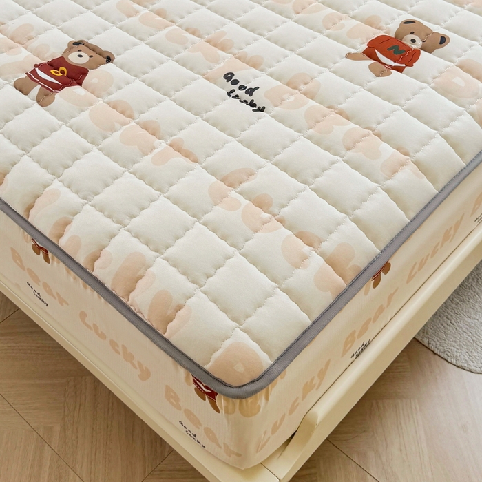 91家纺网 家纺一手货源 找家纺 迪乐妮 2024新款大床水洗棉夹棉加厚床笠（印花系列） 耍酷熊