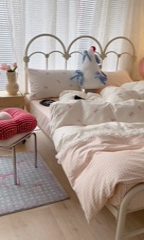 91家纺网 家纺一手货源 找家纺 昔可家纺 2024新款时尚拼接雪纺边全棉四件套 点点粉蝴蝶结