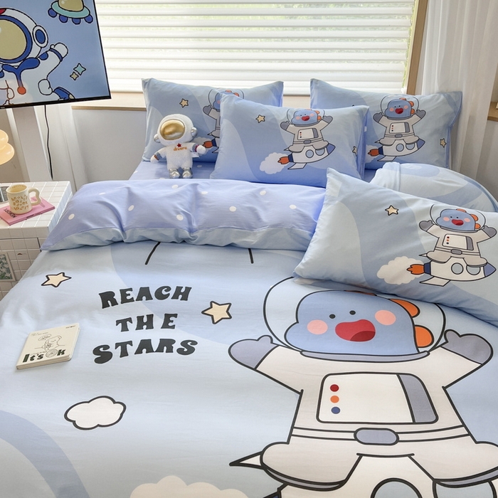 91家纺网 家纺一手货源 找家纺 孩子王 2025新款亲肤活性大版纯棉专版太空人卡通学生儿童宿舍四件套系列 太空恐龙