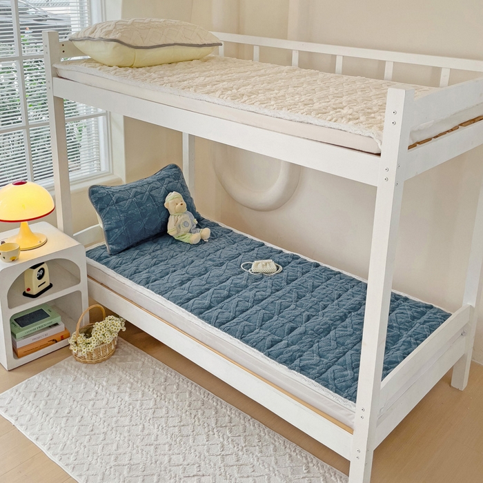 91家纺网 家纺一手货源 找家纺 米柳家纺 2024新款塔芙绒夹棉垫子 蓝色