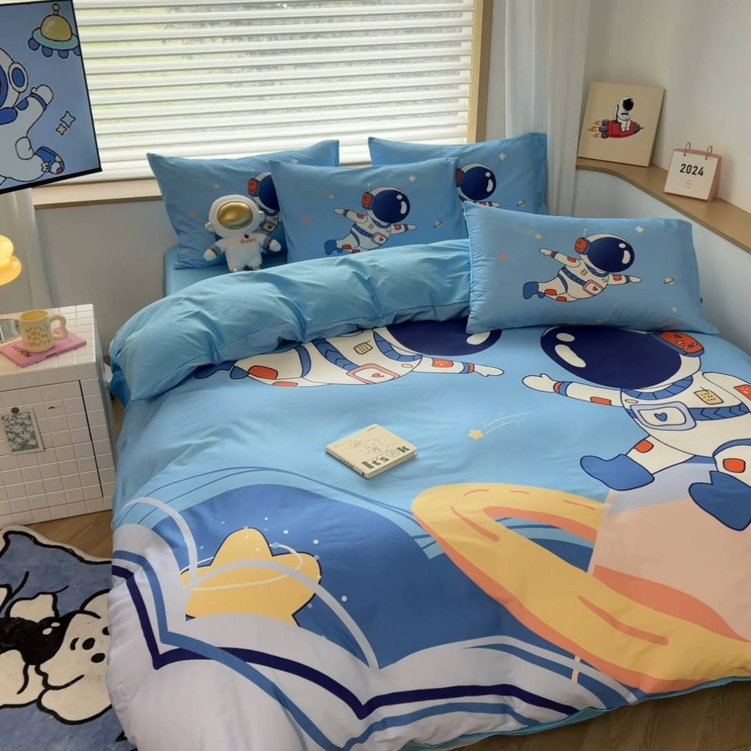 91家纺网 家纺一手货源 找家纺 孩子王 2025新款亲肤活性大版纯棉专版太空人卡通学生儿童宿舍四件套系列 遨游太空