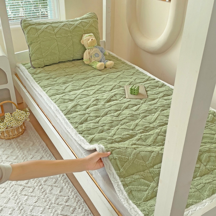 91家纺网 家纺一手货源 找家纺 米柳家纺 2024新款塔芙绒夹棉垫子 绿色