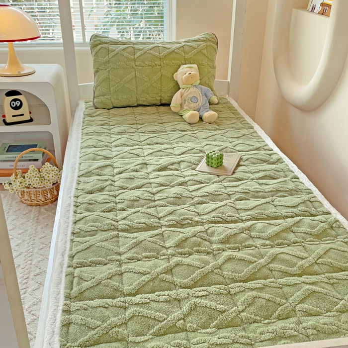 91家纺网 家纺一手货源 找家纺 米柳家纺 2024新款塔芙绒夹棉垫子 绿色