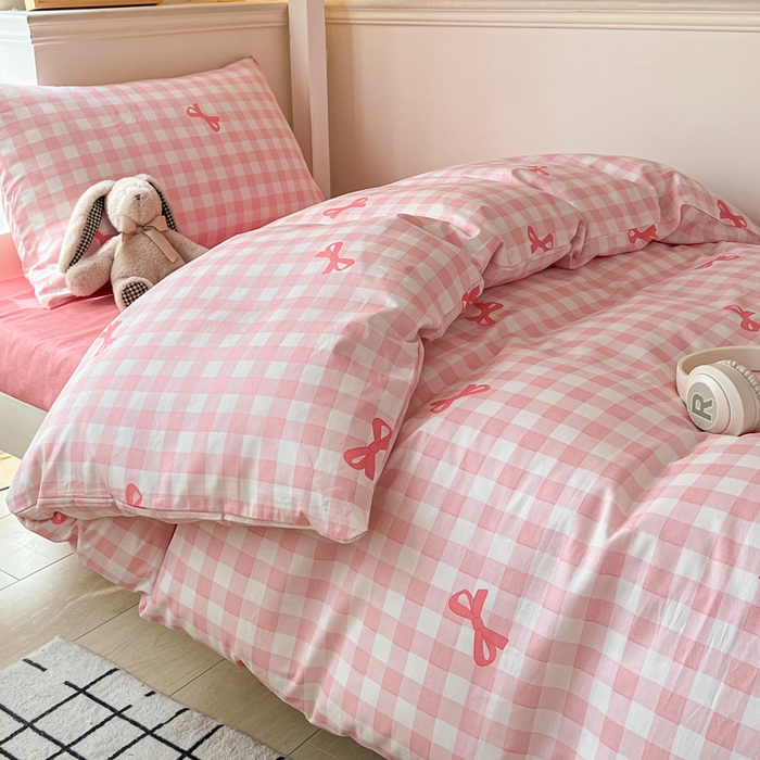 91家纺网 家纺一手货源 找家纺 雅居纺 2024新款全棉印花学生季套件 粉格子蝴蝶结