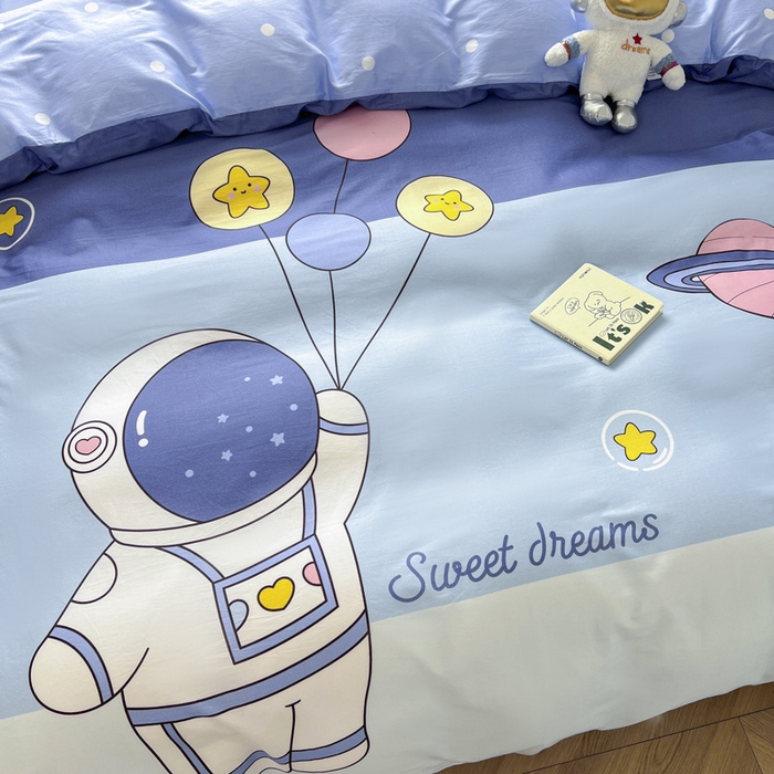 91家纺网 家纺一手货源 找家纺 孩子王 2025新款亲肤活性大版纯棉专版太空人卡通学生儿童宿舍四件套系列 快乐星球