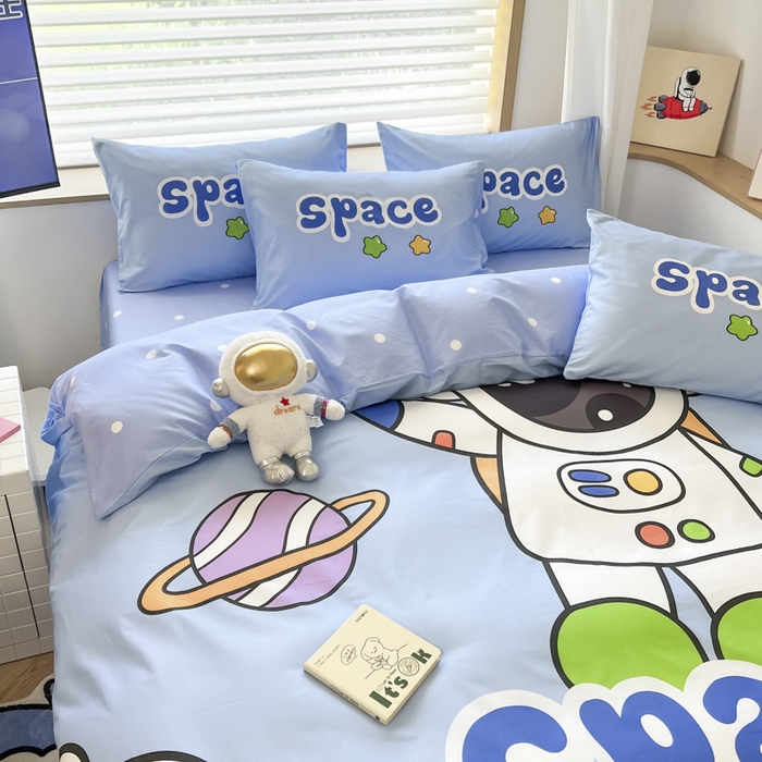 91家纺网 家纺一手货源 找家纺 孩子王 2025新款亲肤活性大版纯棉专版太空人卡通学生儿童宿舍四件套系列 太空星球