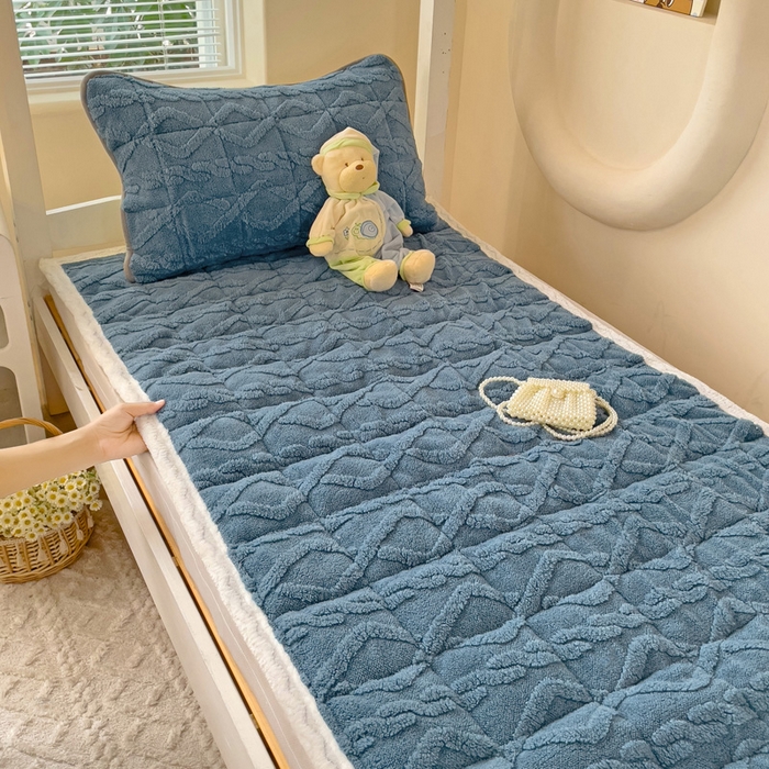 91家纺网 家纺一手货源 找家纺 米柳家纺 2024新款塔芙绒夹棉垫子 蓝色