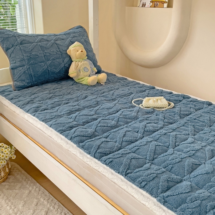 91家纺网 家纺一手货源 找家纺 米柳家纺 2024新款塔芙绒夹棉垫子 蓝色