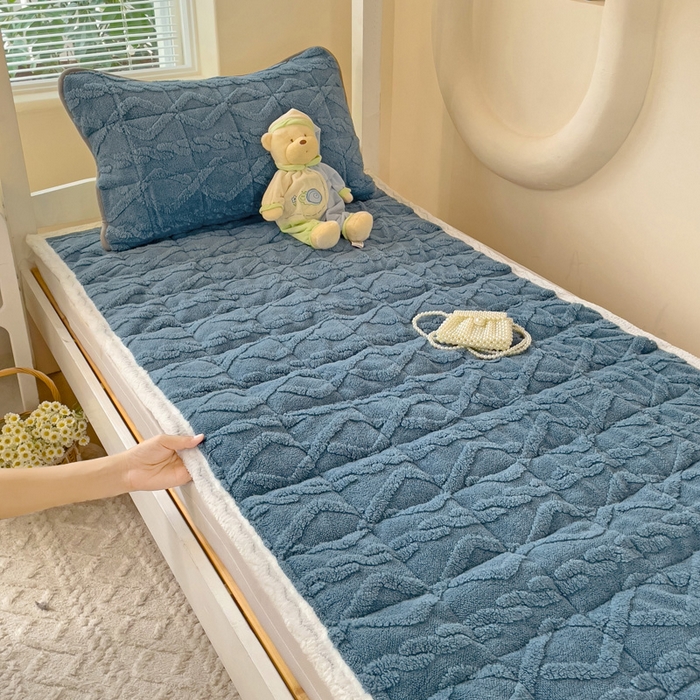 91家纺网 家纺一手货源 找家纺 米柳家纺 2024新款塔芙绒夹棉垫子 蓝色