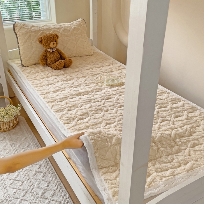 91家纺网 家纺一手货源 找家纺 米柳家纺 2024新款塔芙绒夹棉垫子 米色