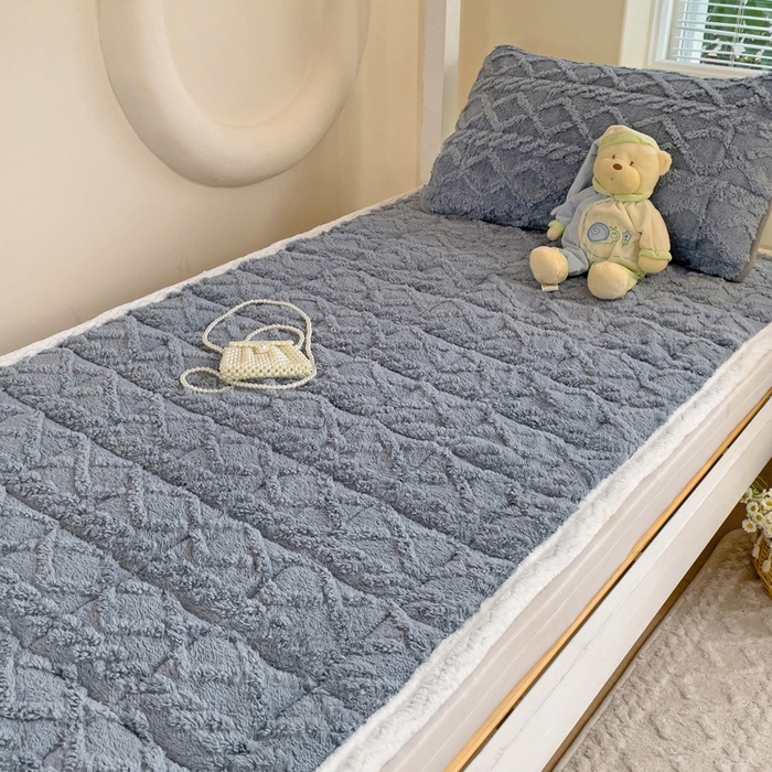 91家纺网 家纺一手货源 找家纺 米柳家纺 2024新款塔芙绒夹棉垫子 灰色