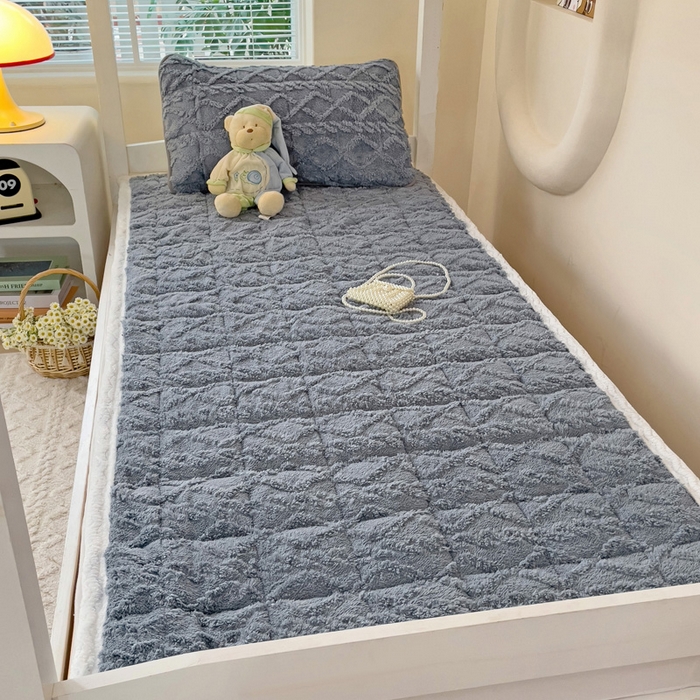 91家纺网 家纺一手货源 找家纺 米柳家纺 2024新款塔芙绒夹棉垫子 灰色