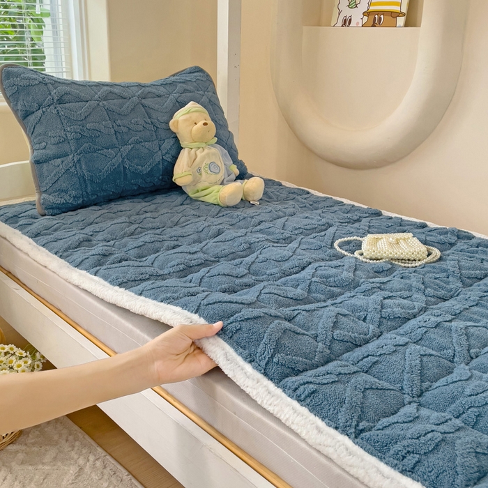 91家纺网 家纺一手货源 找家纺 米柳家纺 2024新款塔芙绒夹棉垫子 蓝色