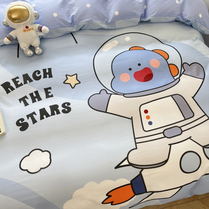 91家纺网 家纺一手货源 找家纺 孩子王 2025新款亲肤活性大版纯棉专版太空人卡通学生儿童宿舍四件套系列 太空恐龙